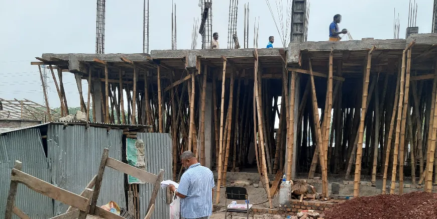 রাজীব এন্টারপ্রাইজ কর্তৃক খুলনার রাহীম মঞ্জিলে চলমান নির্মাণ কাজ।